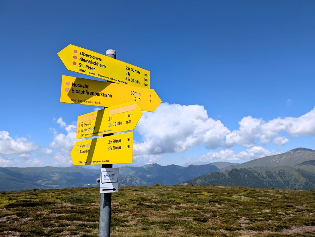 Nockberge-Trail Etappe 6 vom Bad Kleinkirchheim Zirkitzen zum Erlacherhaus - Wegweiser oben