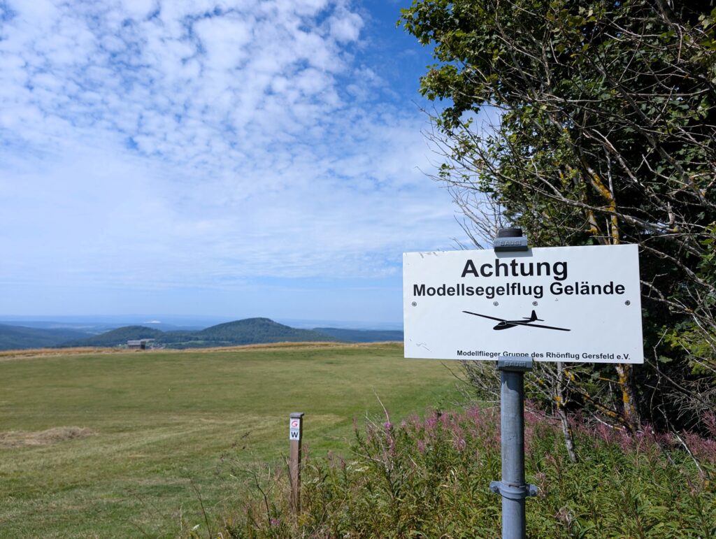 Aussicht und Schild auf der Extratour Gersfeld