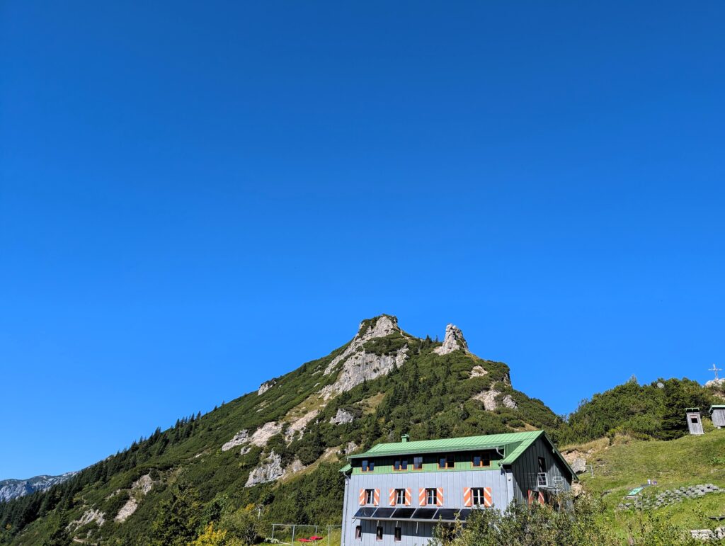 Das Weg vom Stripsenjochhaus mit Blick auf den Stripsenkopf im KufsteinerLand