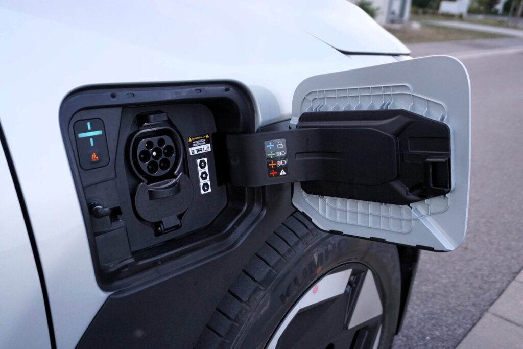 Der Kia EV3 Ladebuchse vorne