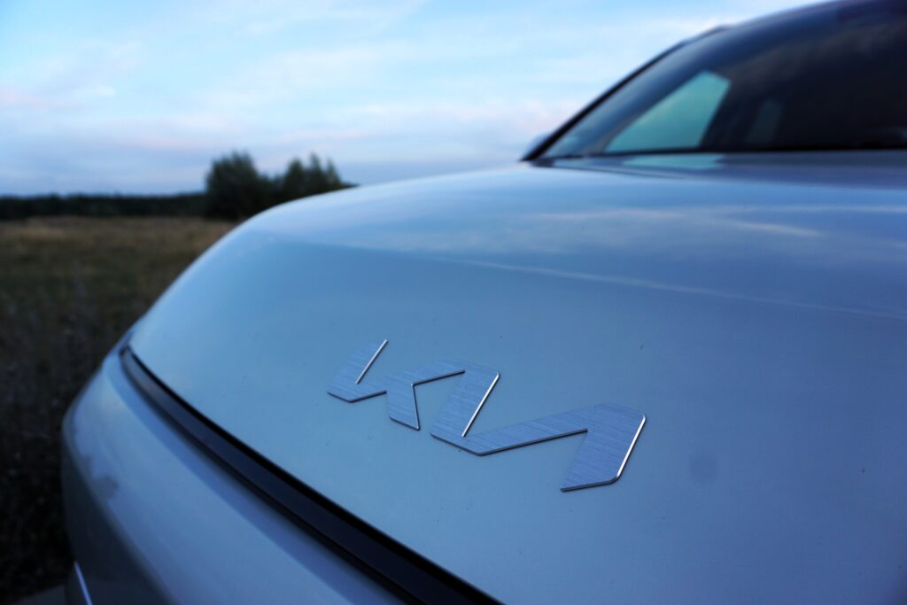 Der Kia EV3 Logo Front