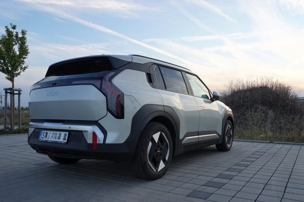 Der Kia EV3 schräg hinten