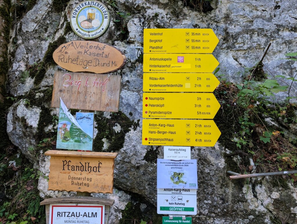 Schilder auf dem Weg zum Hans-Berger-Haus