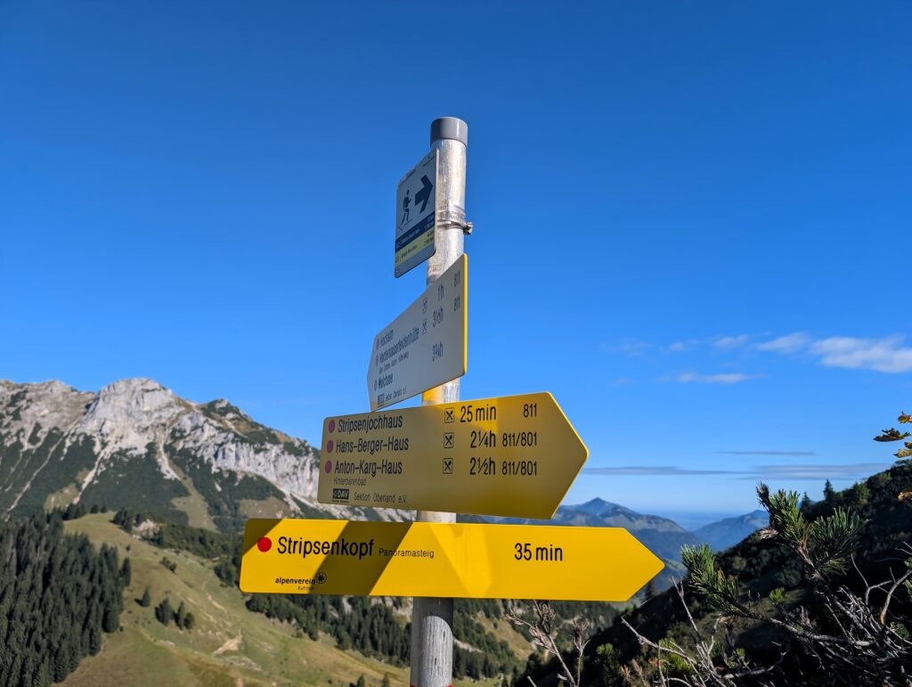 Wegweiser auf dem Weg zum Stripsenkopf im KufsteinerLand