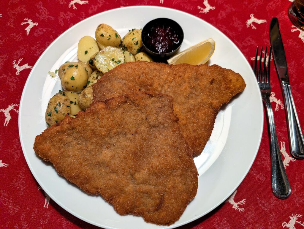 Wiener Schnitzel in der Gaststube zum Boutique Hotel Auracher Löchl in Kufstein