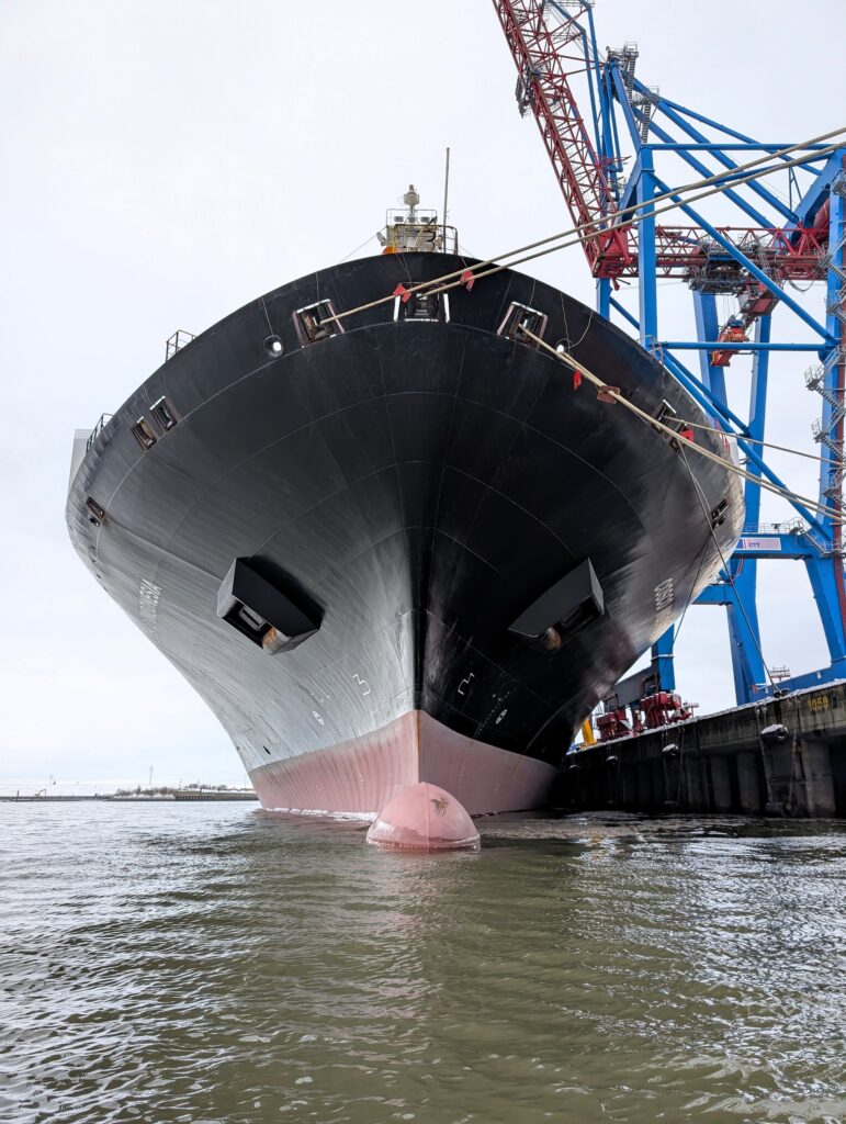 Containerschiff in Hamburg bei einer Hafenrundfahrt mit Kapitän Prüsse