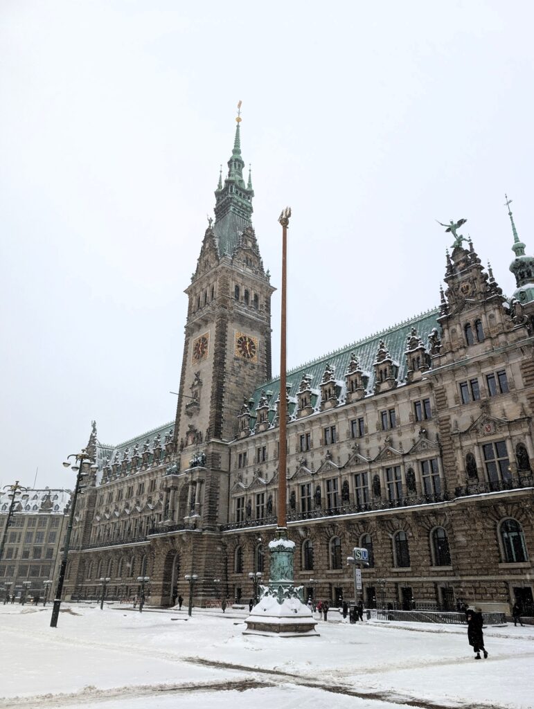 Das Rathaus in Hamburg im Schnee