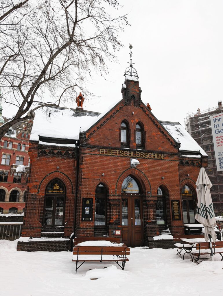 Das verschneite Fleetschlösschen in Hamburg