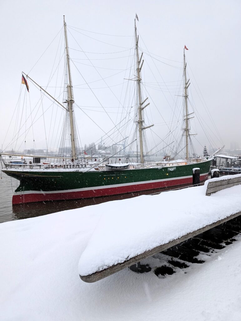 Die Rickmer Rickmers im Schneetreiben in Hamburg