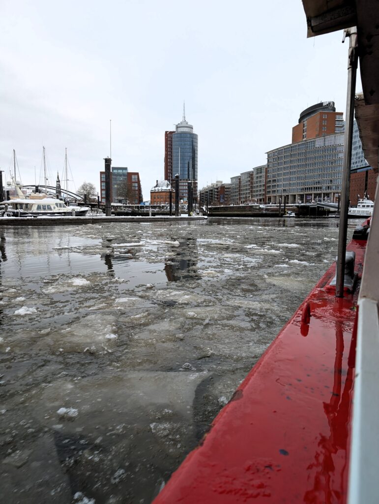 Eisschollen auf der Elbe bei einer Hafenrundfahrt mit Kapitän Prüsse in Hamburg