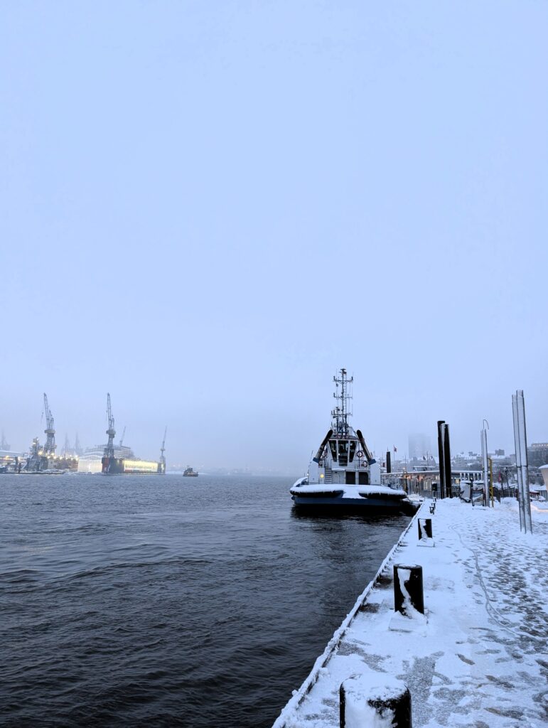 Schlepper im Schneetreiben in Hamburg