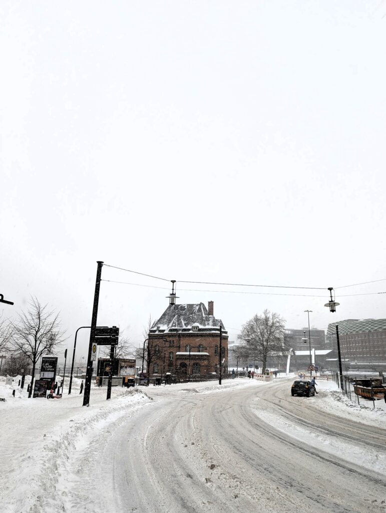 Schneetreiben an der Kehrwiederspitze in Hamburg