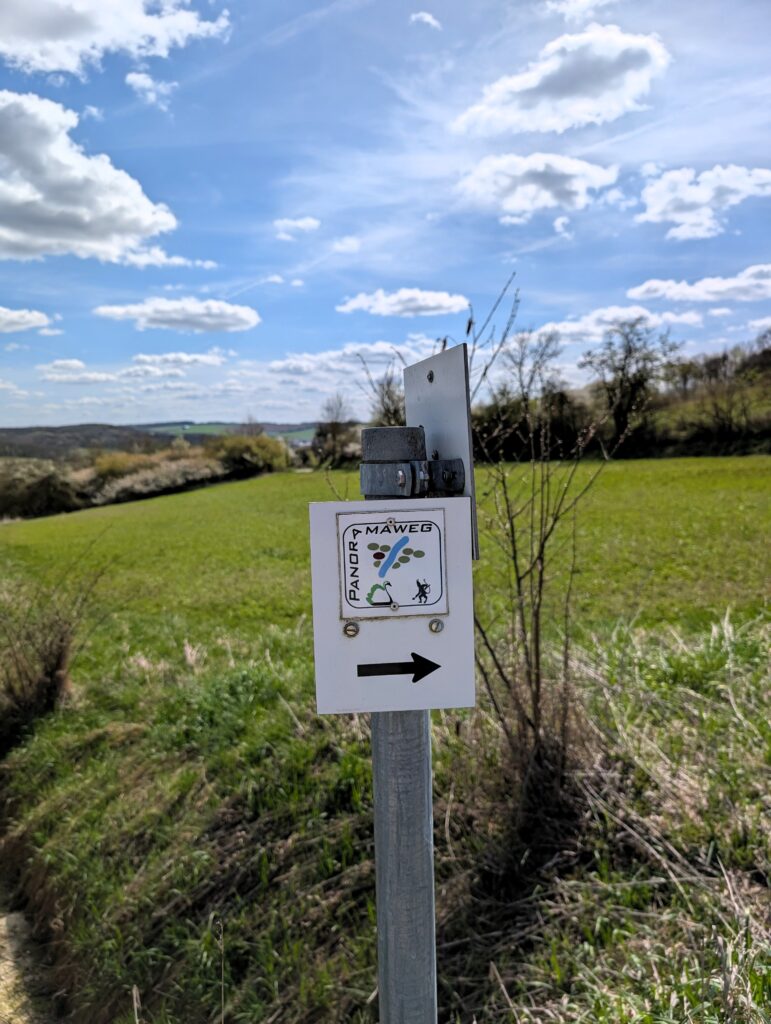 Wegweiser beim Panoramaweg rund um Wipfeld und Schwanfeld