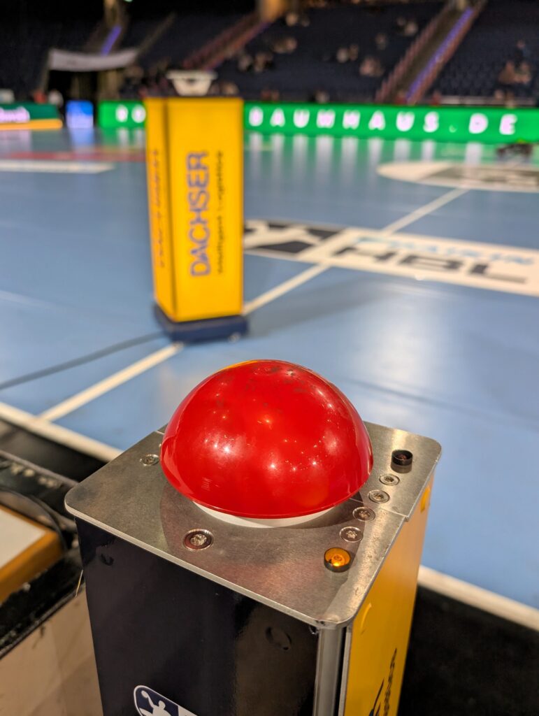 Auszeit Knopf beim Handball Spiel