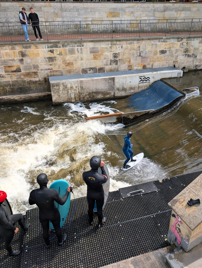 Surfer auf der Leinewelle in Hannover