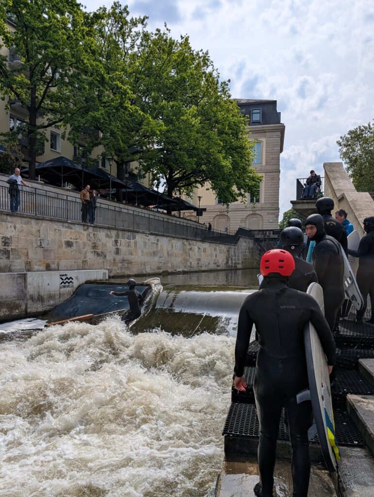 Surfer auf der Leinewelle in Hannover