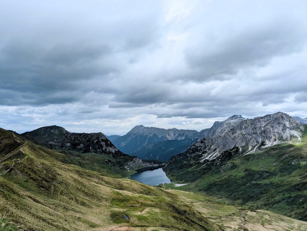 Blick auf den Tappenkarsee auf dem Salzburger Almenweg