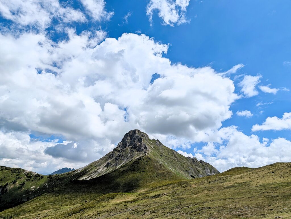 Blick zurück auf den Draugstein auf dem Salzburger Almenweg