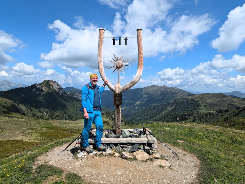Das Gipfelkreuz auf der Filzmooshöhe auf dem Salzburger Almenweg