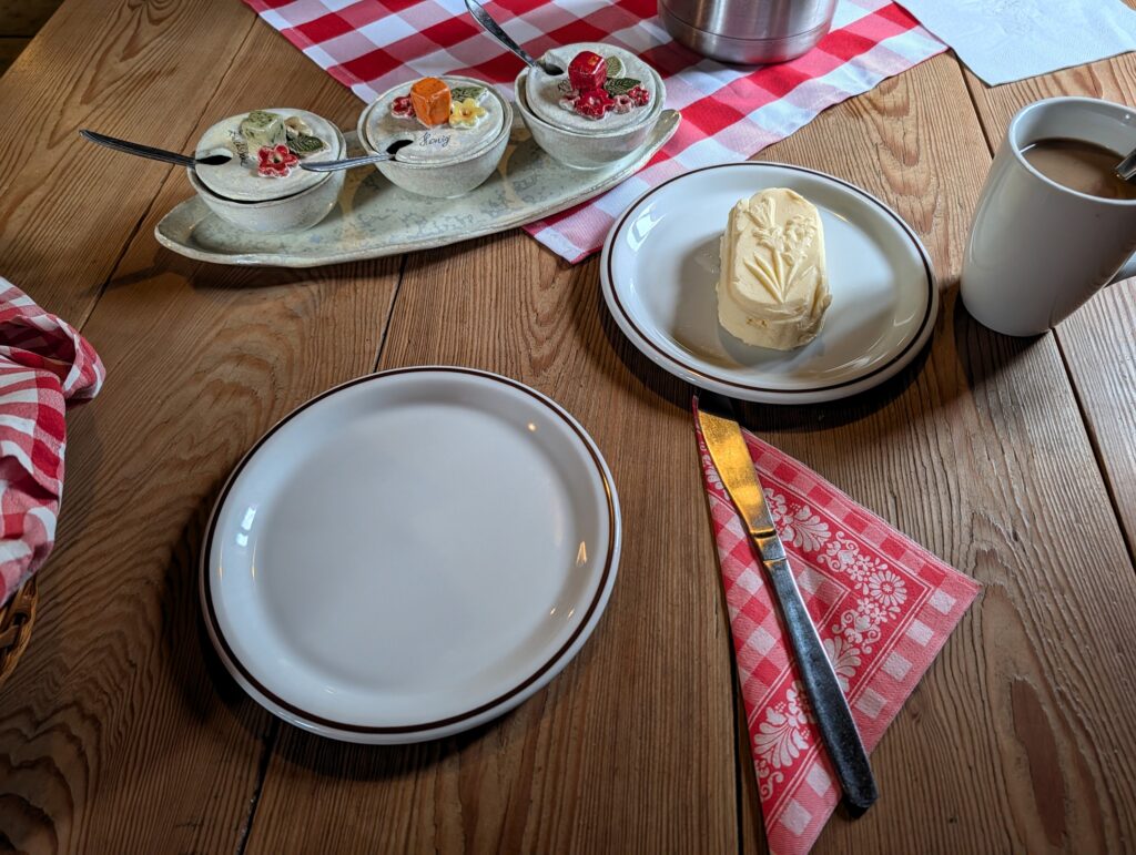 Frühstück auf der Draugsteinalm-Schrambachhütte auf dem Salzburger Almenweg