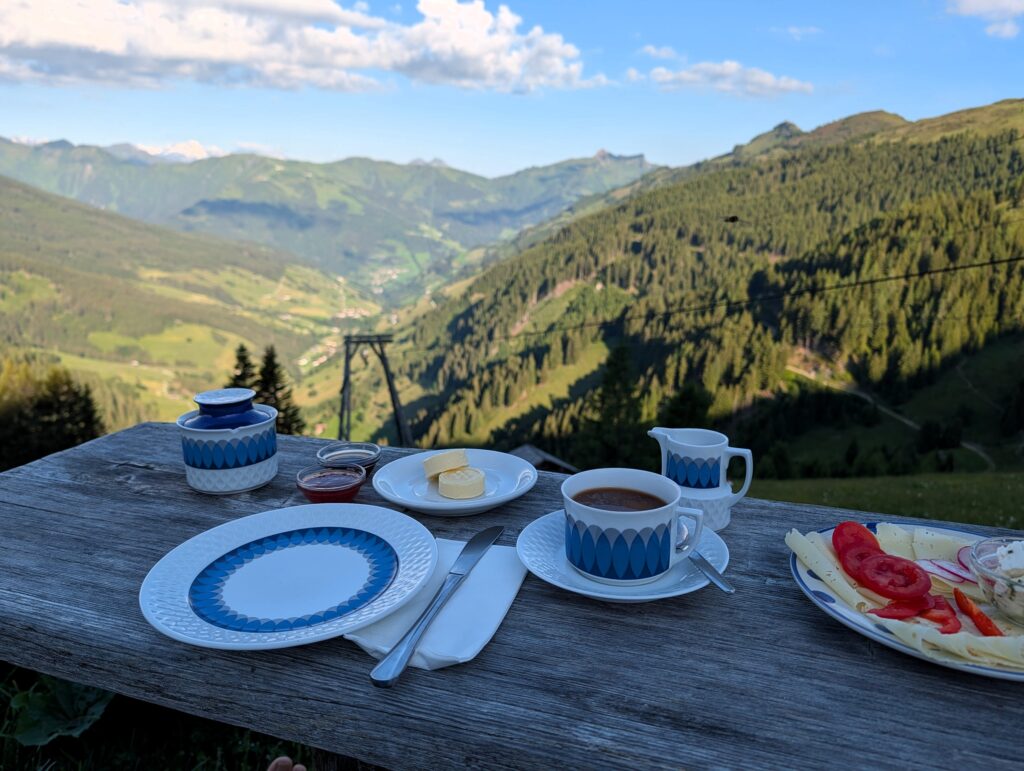 Frühstück mit Aussicht auf der Weissalm auf dem Salzburger Almenweg