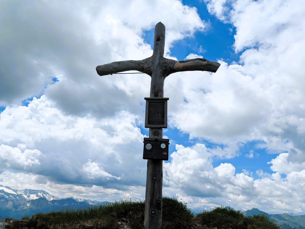 Gipfelkreuz auf dem Filzmooshörndl-Gipfel auf dem Salzburger Almenweg