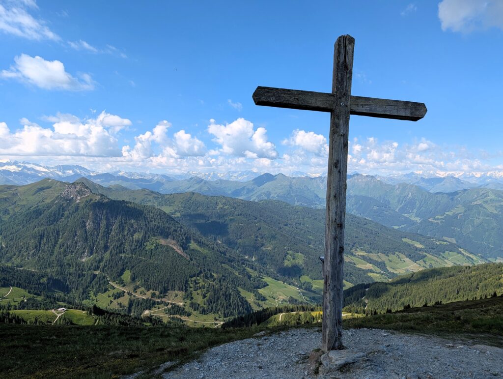 Gipfelkreuz vom Gründegg auf dem Salzburger Almenweg