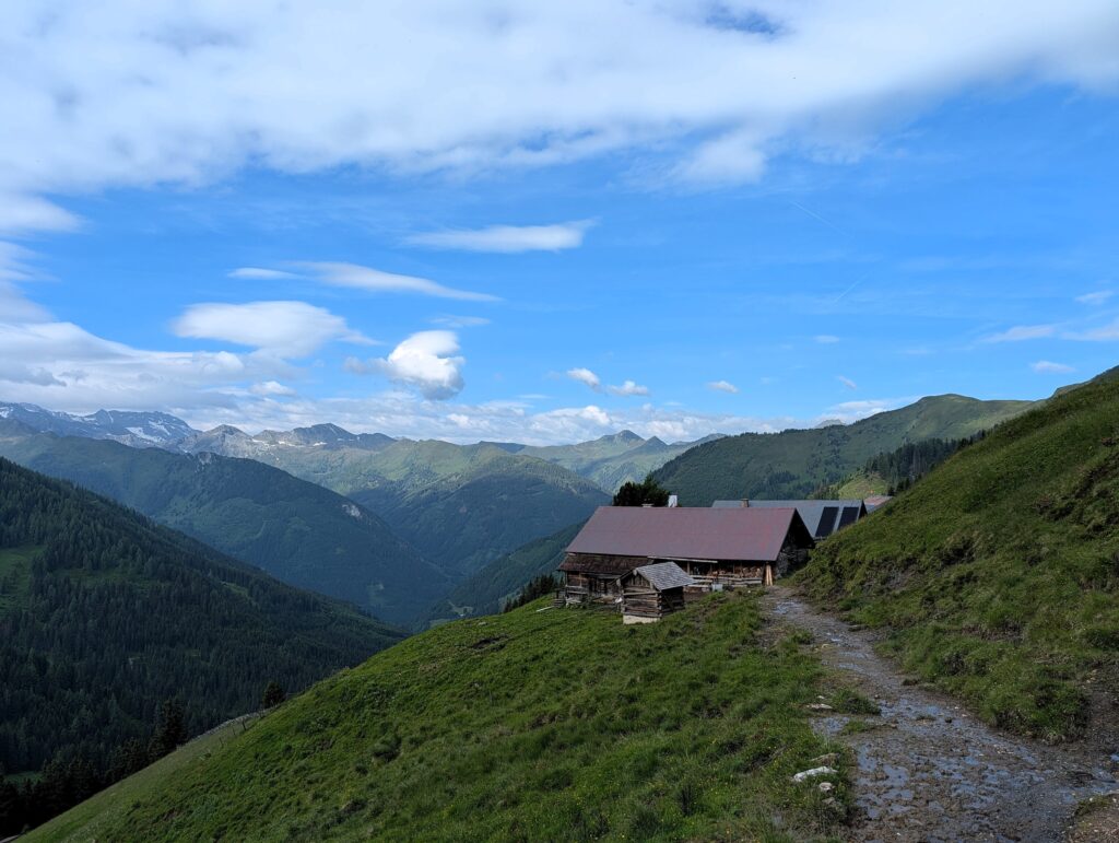 Rückblick auf die Draugsteinalm-Schrambachhütte auf dem Salzburger Almenweg