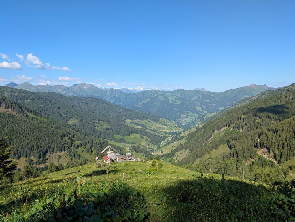 Rückblick auf die Weissalm auf dem Salzburger Almenweg