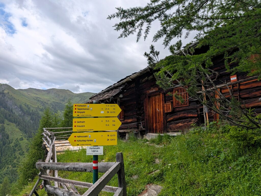 Schilder bei der unbewirtschafteten Karteisalm auf dem Salzburger Almenweg