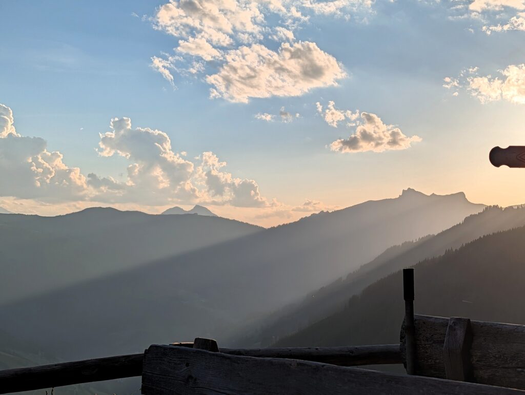 Sonnenuntergang auf der Weissalm auf dem Salzburger Almenweg