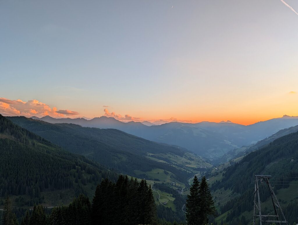 Sonnenuntergang auf der Weissalm auf dem Salzburger Almenweg_2