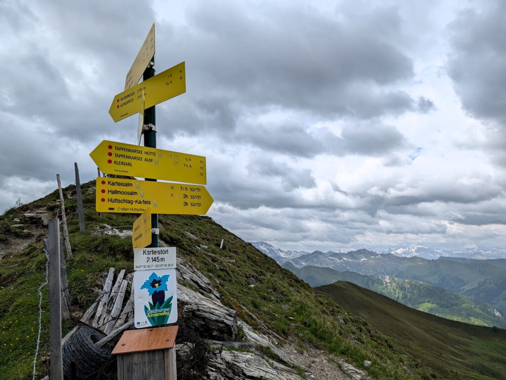 Wegweiser bei Karteilstörl auf dem Salzburger Almenweg