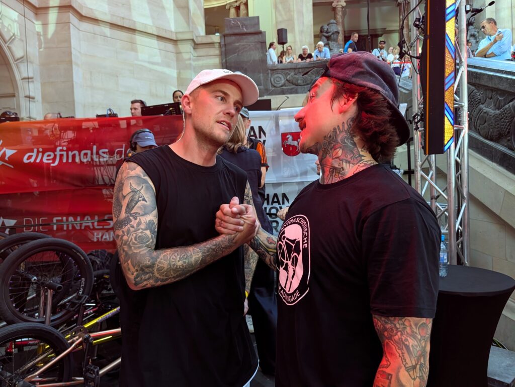Kevin Nikulski gratuliert Dustyn Alt beim BMX Flatland in Hannover