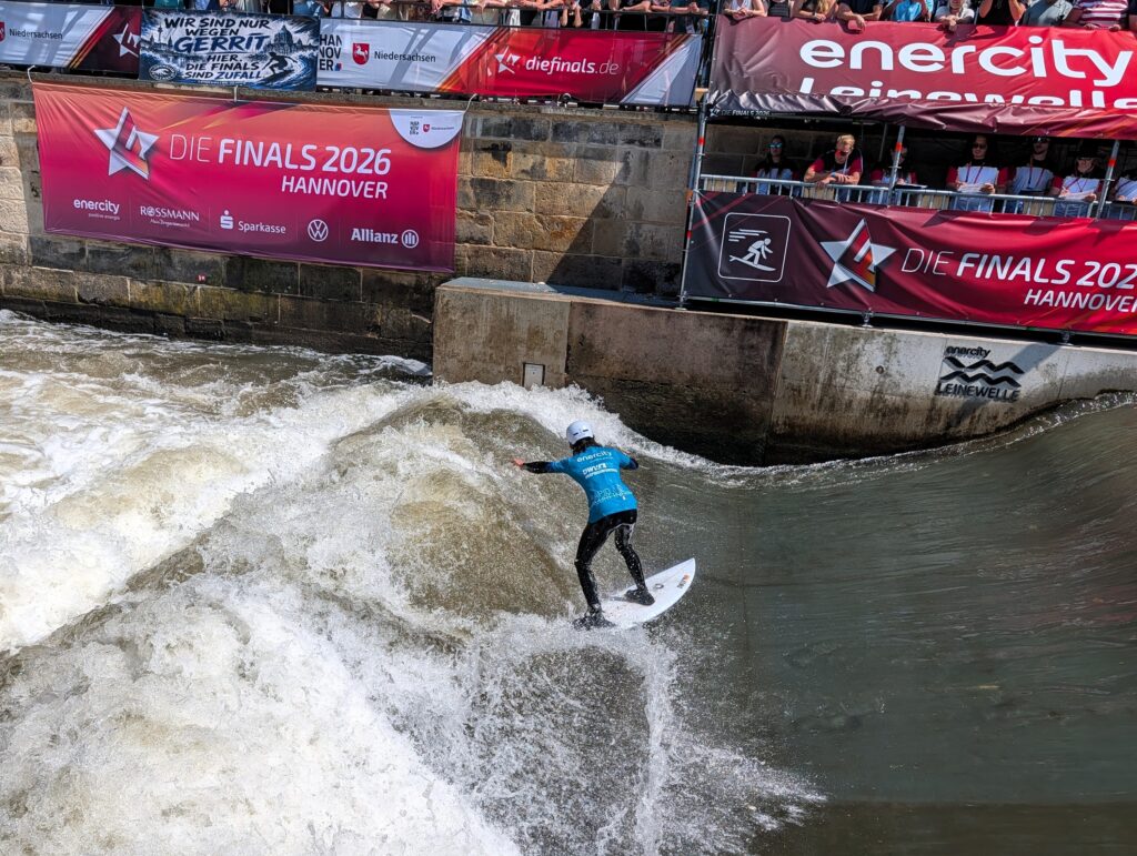 Surfer auf der Leinewelle bei den Finals in Hannover