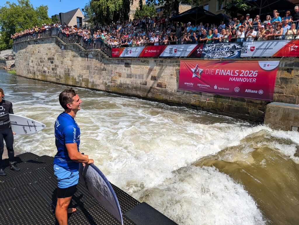 Surfer auf der Leinewelle bei den Finals in Hannover