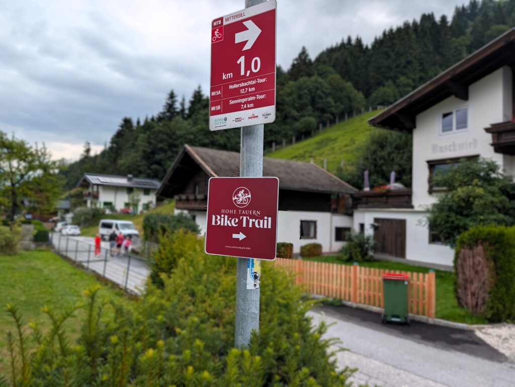Schilder auf der Etappe 9 vom Hohe Tauern Bike Trail